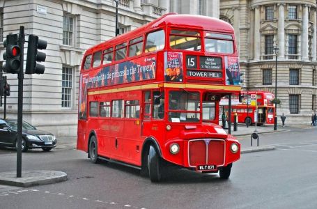 Лондонның атақты автобусы неге қызыл түсті және екі қабатты?
