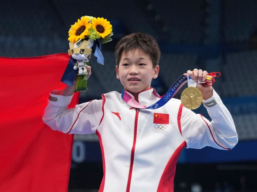 14 жастағы қытайлық Олимпиада чемпионының әкесі 30 миллион фунт стерлинг сыйақыдан бас тартты 