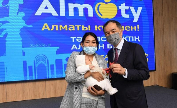 Алматының екі миллионыншы тұрғыны Аяла Жамбылдың отбасына пәтер берілді