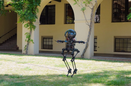 Калифорния инженерлері жаяу жүретін және ұша алатын екі аяқты робот құрастырды