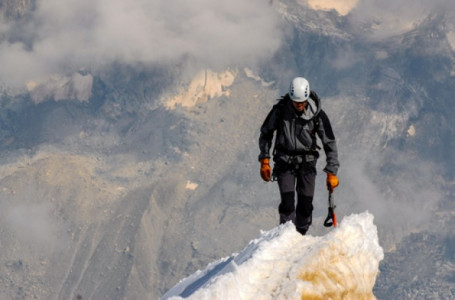Альпинист 8 жыл бұрын Альпі тауынан тапқан әшекей бұйымдарын алды