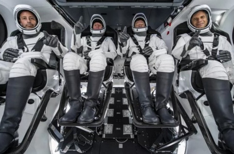 SpaceX алғаш рет ғарыш туристерін Халықаралық ғарыш станциясына апарды