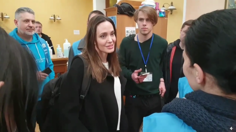 Анджелина Джоли жеген круассан Украинада сатылымға шығарылды