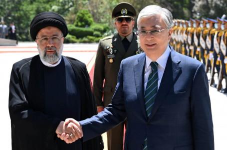 Иран президенті Тоқаевты ресми түрде қарсы алды