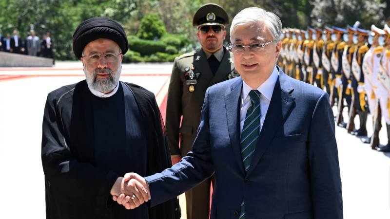 Иран президенті Тоқаевты ресми түрде қарсы алды