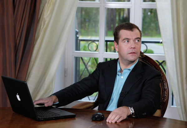 Медведев Қазақстан туралы күмәнді жазба жариялады. Көмекшісі пікір білдірді
