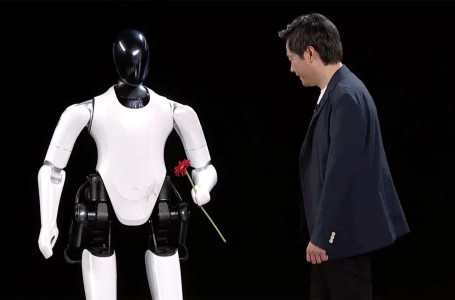 Қытайда адам тәрізді робот селфи жасап, компания басшысына гүл сыйлады