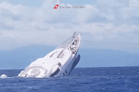 Италия жағалауында қымбат яхтаның суға батқан сәті видеоға түсіп қалды