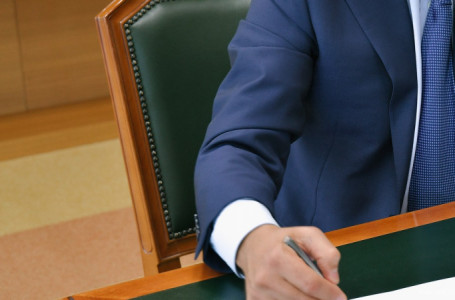 Депутат Еңбек және халықты әлеуметтік қорғау министрлігін екіге бөлуді ұсынды
