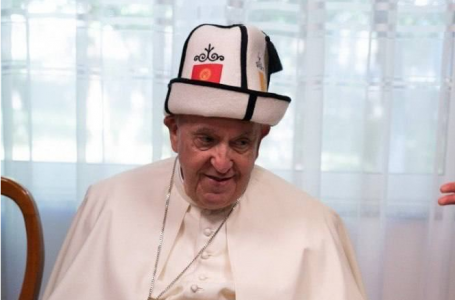 Қырғыз діндарлары Рим Папасына қалпақ сыйлады