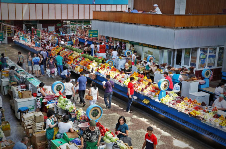 Алматыда Көк базардың 200-ге жуық сатушысы наразылыққа шықты