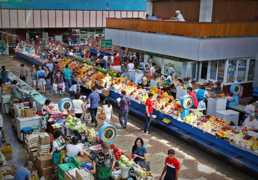 Алматыда Көк базардың 200-ге жуық сатушысы наразылыққа шықты