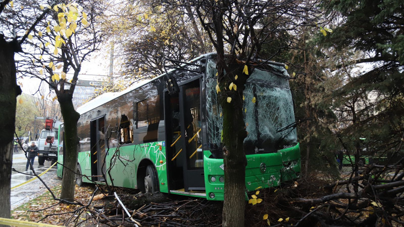Алматыдағы автобус апаты: жүргізуші есін жоғалтып алған