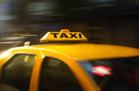 Қарағанды ​​облысында такси жүргізушісін бір топ ер адам ұрып кеткен