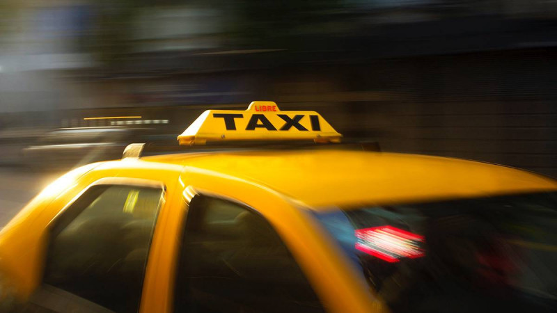 Қарағанды ​​облысында такси жүргізушісін бір топ ер адам ұрып кеткен
