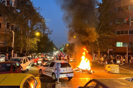 Ирандағы қанды оқиға: Биліктің "әдеп полициясы" неге халыққа жақпады?