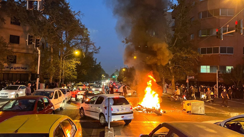 Ирандағы қанды оқиға: Биліктің "әдеп полициясы" неге халыққа жақпады?