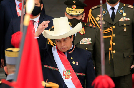 Перудегі драма: президент парламентті таратқысы келіп, артынша өзі ұсталды