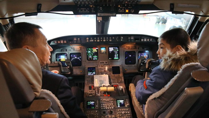 Кішкентай ұшқыштар. ҚР Президентінің Іс Басқармасы балаларды "Бүркіт" авиакомпаниясына апарды
