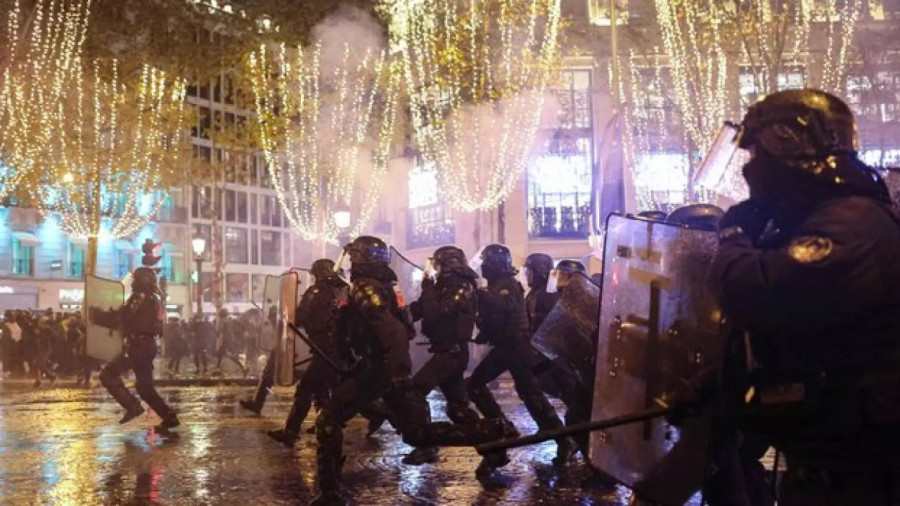 Парижде полицейлер жанкүйерлерді тарату үшін көзден жас ағызатын газ шашты
