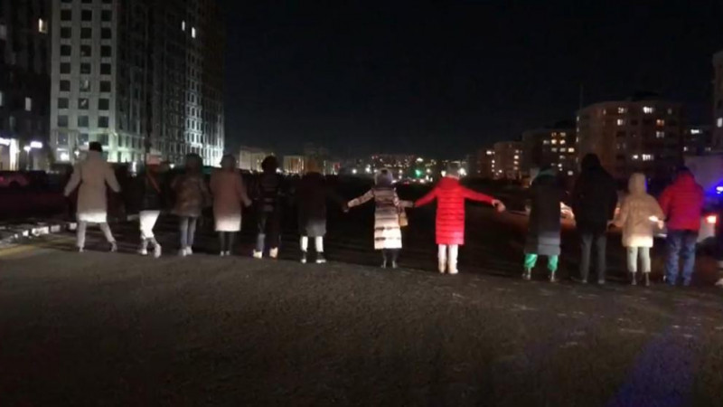 Астанада тұрғындар оқушыны көлiк қағып кеткен соң жолды жауып тастады