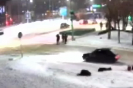 Теміртауда жантүршігерлік оқиға: төрт адамды көлік қаққан сәт видеоға түсіп қалған