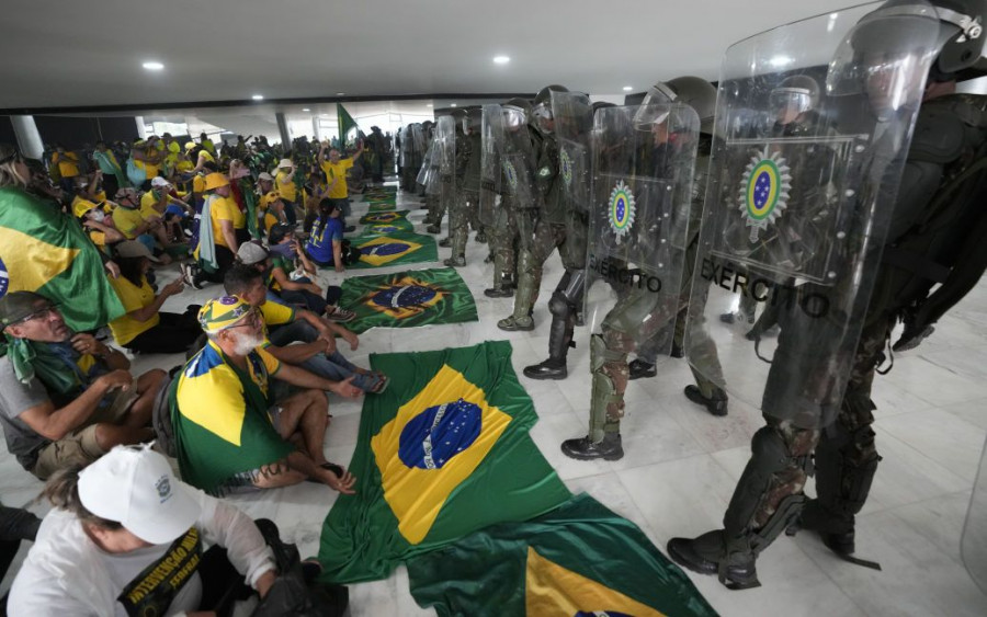 Бразилиядағы жаппай тәртіпсіздік: жүздеген адам ұсталды