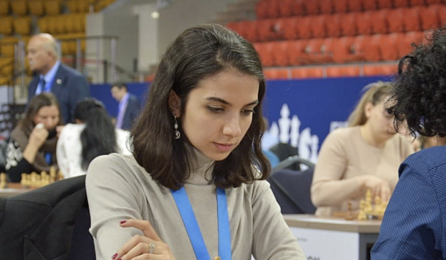 Ирандық шахматшы қыз хиджабын неге Алматыдағы чемпионатта шешкенін айтты