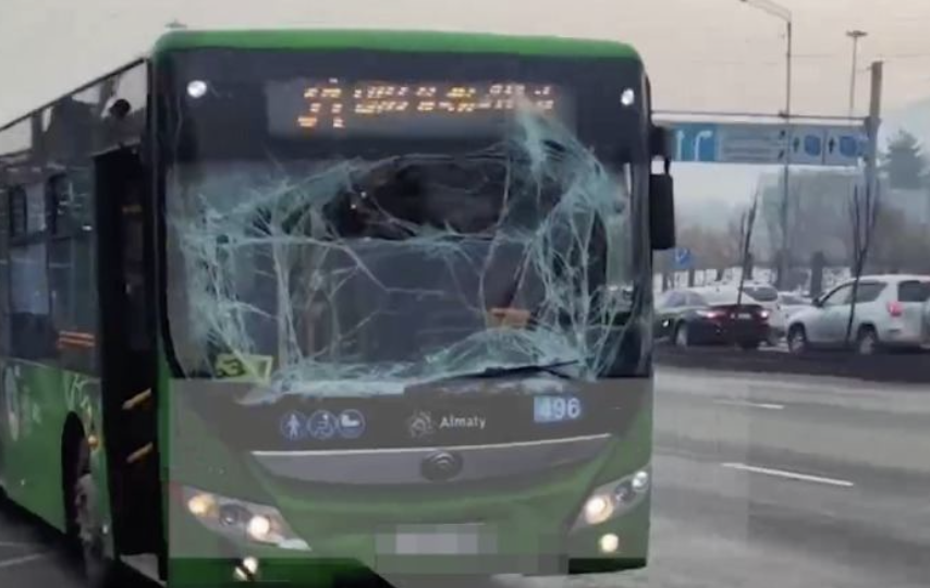 Алматыда екі автобус соқтығысты: 6 адам жарақат алды