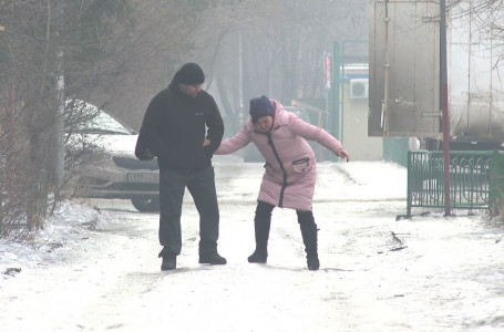"Коньки киіп шық" дейсіздер ме?" Алматы облысы тұрғындары көктайғақ жолға шағымданды