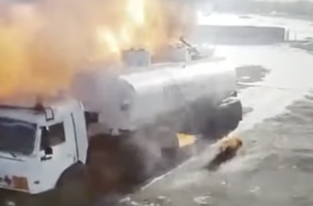 Qazaq Oil мұнай базасындағы жұмысшының өртеніп кеткен сәті видеоға түсіп қалды