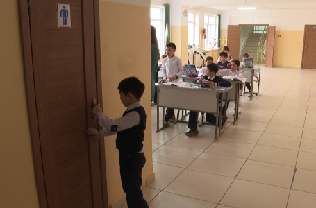 "Бала сыймайды": Алматы облысында оқушылар дәретхана маңында, дәлізде оқып жүр