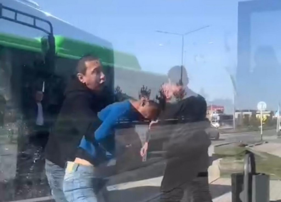 Шымкентте автобус жүргізушілерінің жолаушыға таласқан видеосы тарады