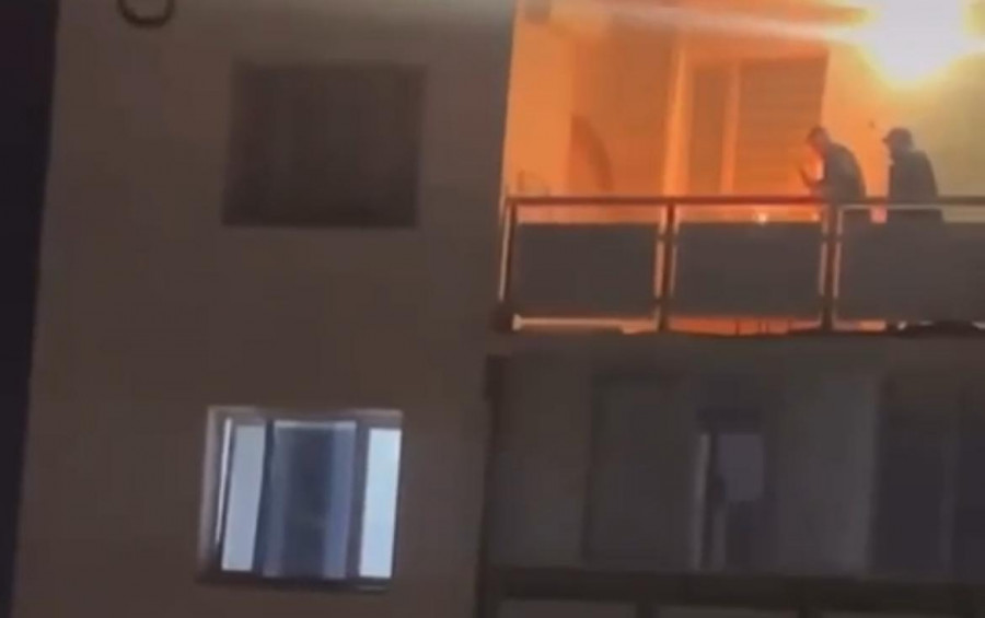 Ақтауда ер адамдар балконда кәуап пісірген - видео