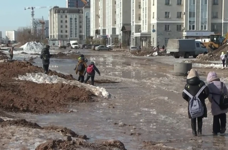 Астанада 4 мыңнан астам бала мектебіне балшық кешіп барып жүр