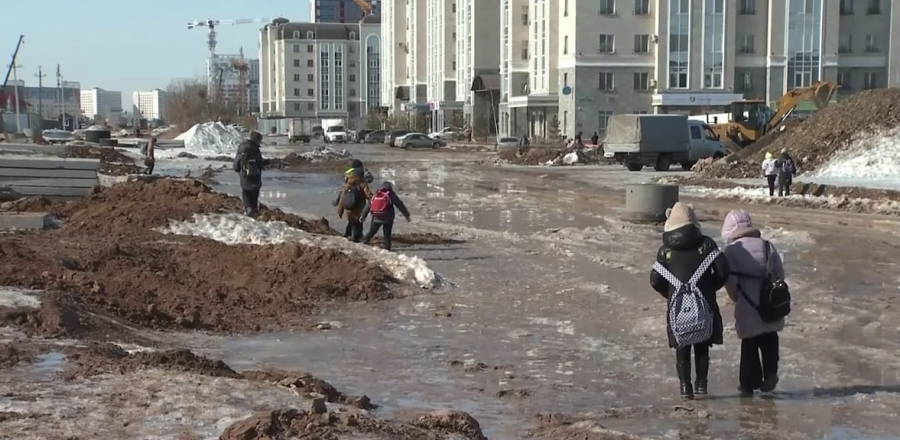 Астанада 4 мыңнан астам бала мектебіне балшық кешіп барып жүр