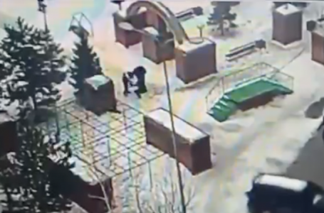 Астанада ер адам соққыға жығылған сәт видеоға түсіп қалған