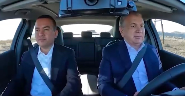 "Жүру мүмкін емес". Желіде Өзбекстан президентінің көлік айдап жүрген видеосы тарады
