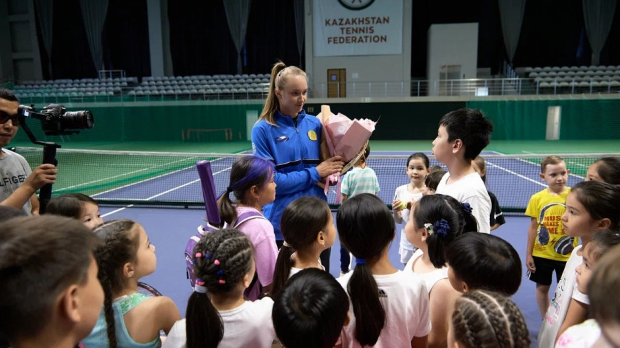 Елена Рыбакина қазақстандық жас теннисшілерге 2,5 миллион теңгеден сыйлады