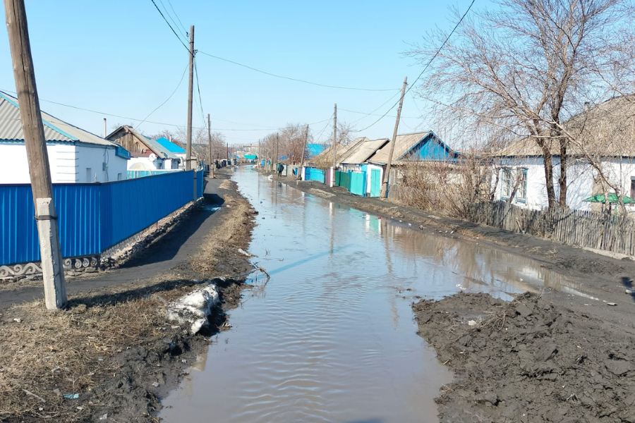 Өзенге айналады: Атбасарда бір көше он жыл бойы су тасқыны зардабын көріп келеді