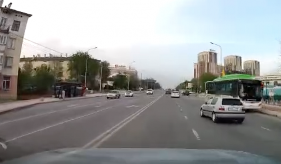 Шымкентте жүргізушісі жоқ автобус қарсы жолаққа шығып кетті: 4 адам қаза тапты