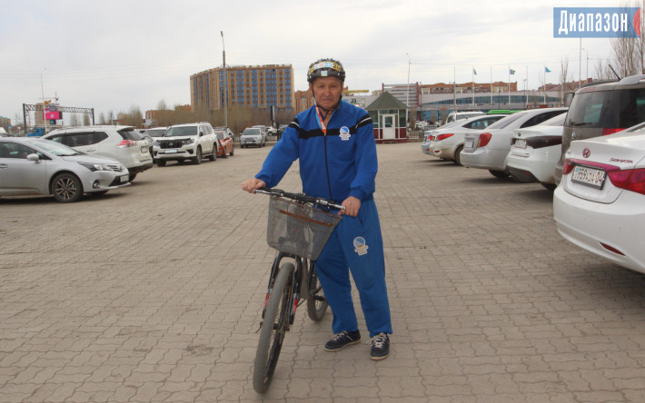 "Арманымды орындадым". 69 жастағы ақтөбелік зейнеткер велосипедпен ел аралап жүр