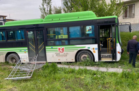 Шымкентте жүргізушісі жоқ автобус қарсы жолаққа шығып кетті: зардап шеккендердің жағдайы белгілі болды