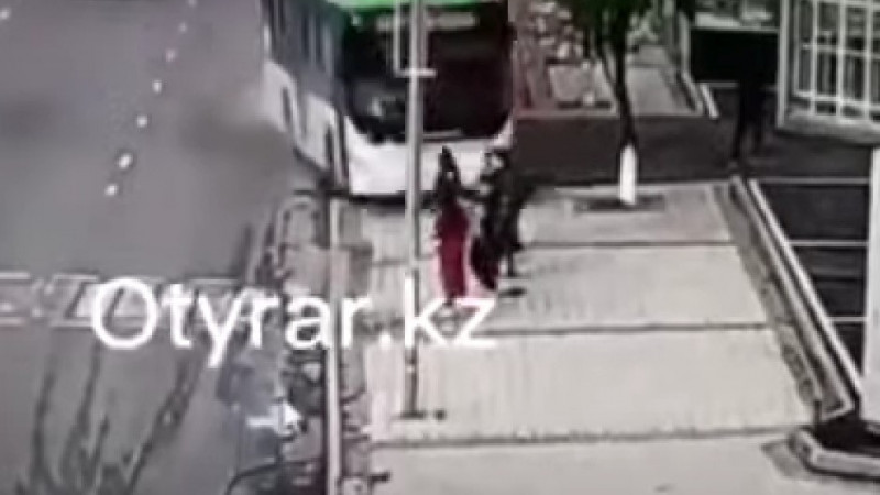 Желіде Шымкентте автобустың 6 адамды қағып кеткен сәтінің видеосы тарады