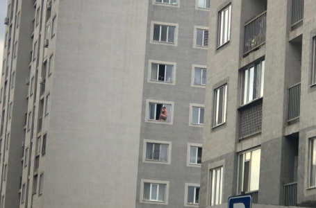 "Көмектесіңдер!" Алматы полициясы терезеде жалаңаш тұрған ер адамның видеосына қатысты пікір білдірді