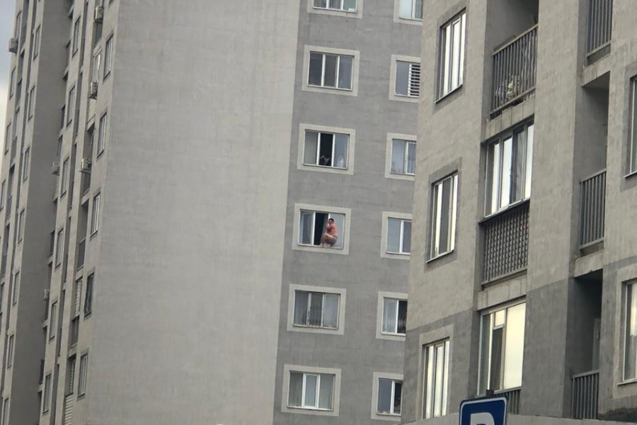 "Көмектесіңдер!" Алматы полициясы терезеде жалаңаш тұрған ер адамның видеосына қатысты пікір білдірді