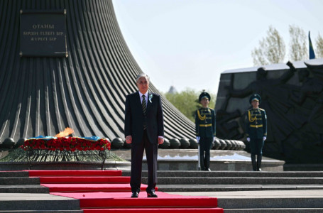 Тоқаев "Отан Ана" монументіне гүл шоғын қою рәсіміне қатысты