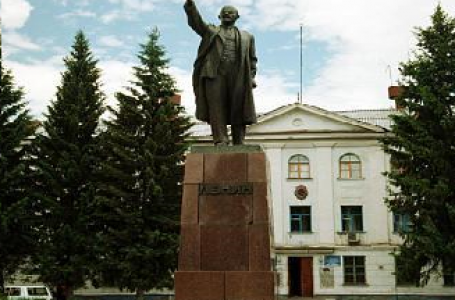 "Өзге халықтардан ұят қой". ШҚО-да Ленин ескерткішін жөндеуге 1,5 миллион теңге бөлінбек