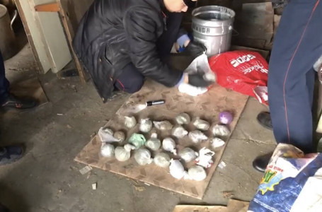 Ақмолалық полицейлер 53 жастағы тұрғыннан 1 келіден астам есірткі тапты