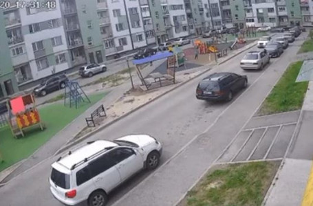 Баланы қағып кеткен: Алматыда жол апаты видеоға түсіп қалды